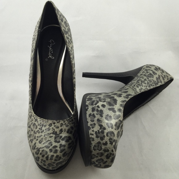 Quipd NEW gray Platform cheetah print pumps - Picture 2 of 8